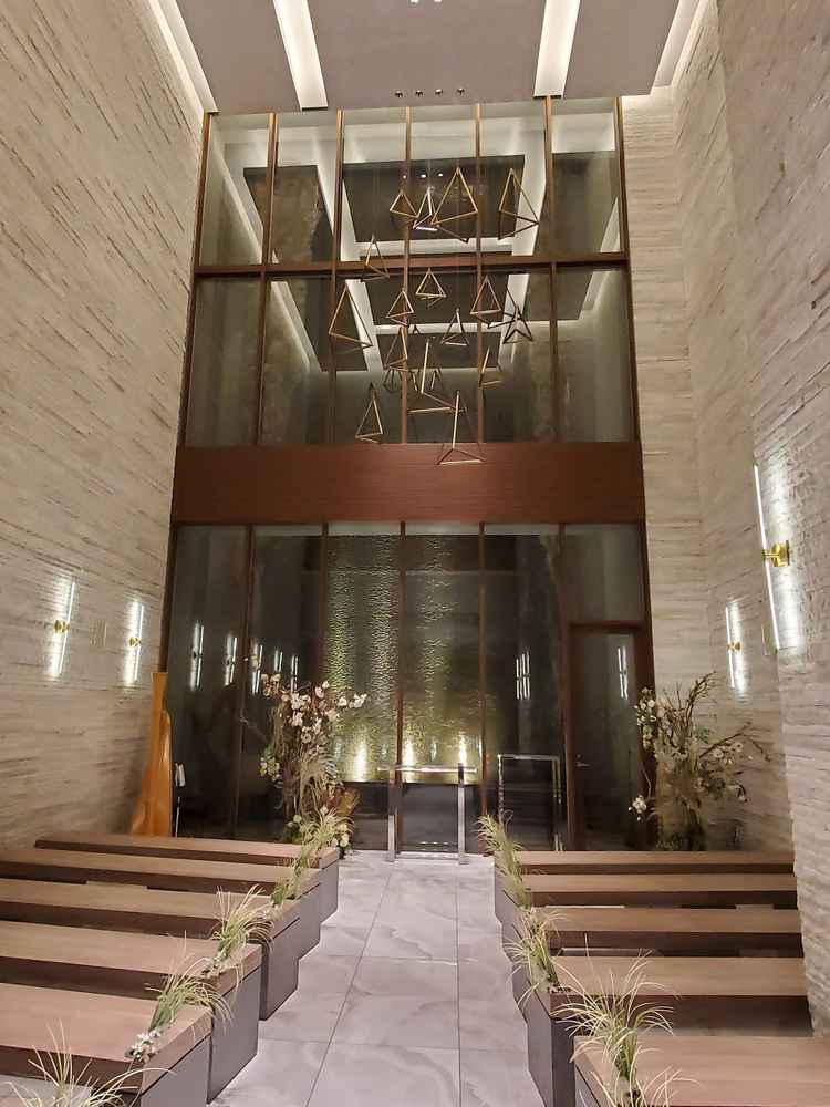 チャペル見学時は外が暗かったが、外の壁を流れる水に明かりがきらめいて幻想的だった。