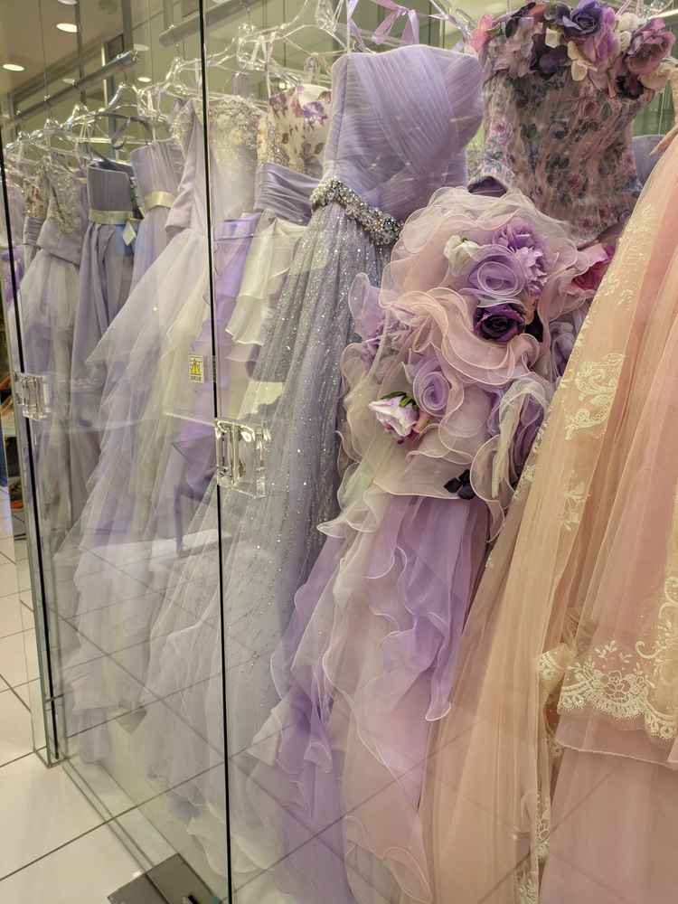 豊富なカラードレス