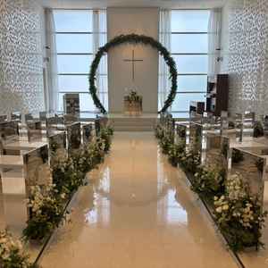 白基調のチャペル。光の入り具合や座席の反射などで明るく感じました。