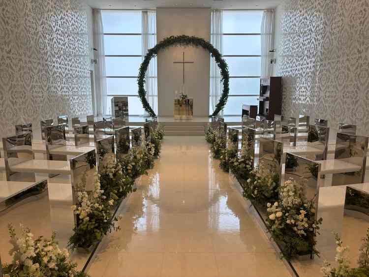 白基調のチャペル。光の入り具合や座席の反射などで明るく感じました。