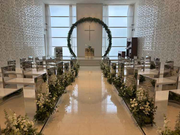 白基調のチャペル。光の入り具合や座席の反射などで明るく感じました。