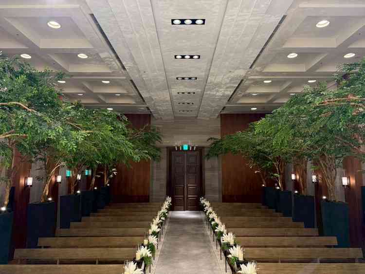 自然溢れるチャペル。新郎新婦が立つ場所は少し高くなっており、ゲストの顔をもれなく見ることができます。