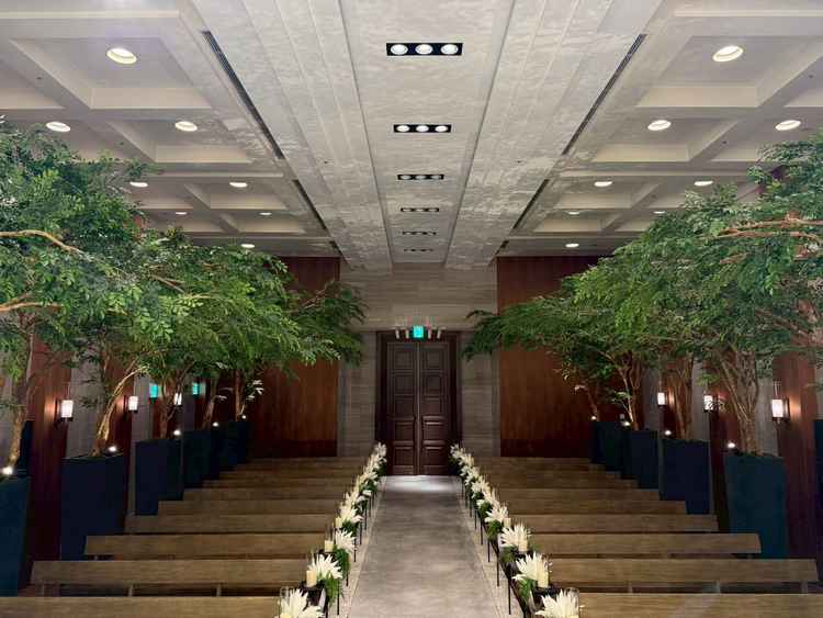 自然溢れるチャペル。新郎新婦が立つ場所は少し高くなっており、ゲストの顔をもれなく見ることができます。