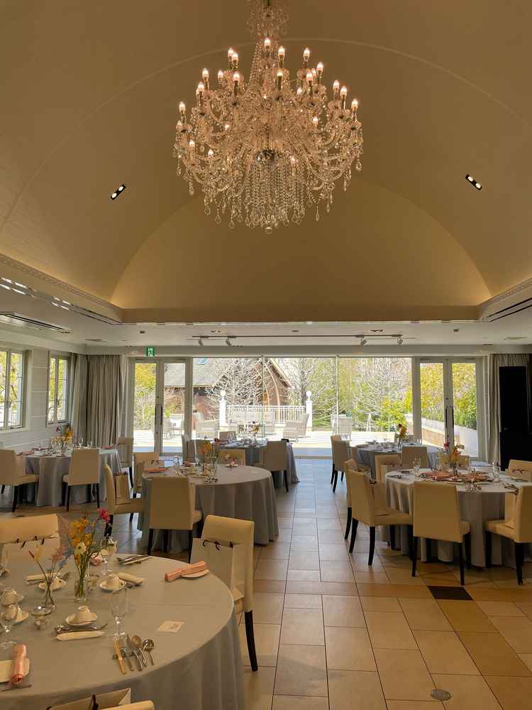 柱の無い設計でどの座席からも新郎新婦がよく見える空間作り。ゲスト視点で気配りがすごいです。