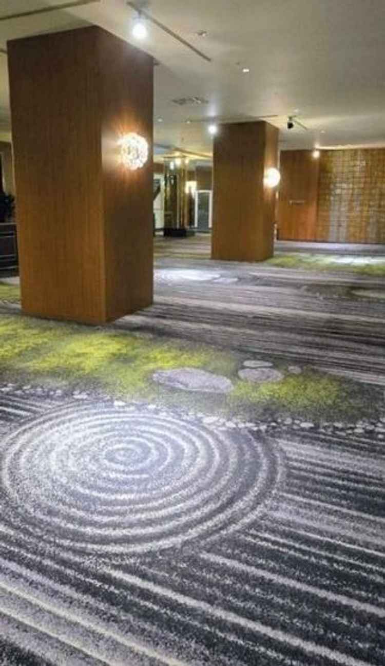 枯山水をイメージした廊下