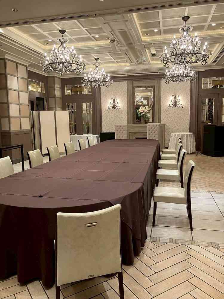 20名程度の親族婚であれば、長テーブルで席を作ることもできる。