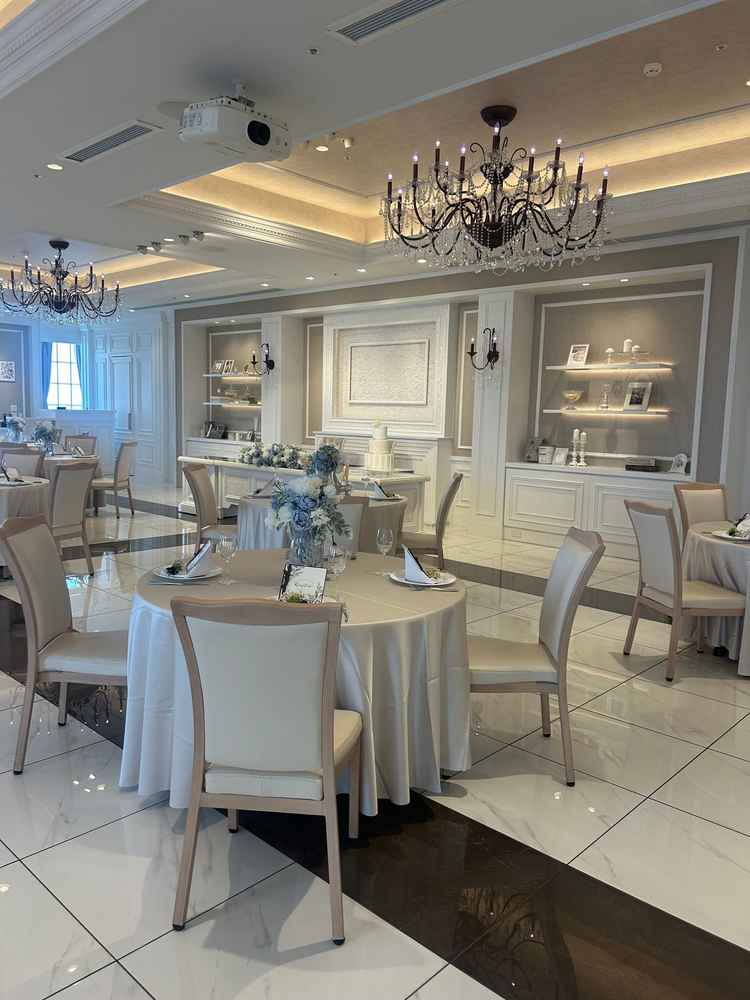 披露宴会場2つめ→1つめの会場とは全く違った雰囲気です。好みに合わせて選べるのが良いと思いました！