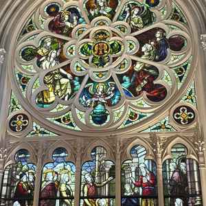 大聖堂ステンドグラス。柔らかな太陽光が差し込み、温かみと神聖さを感じる空間でした。