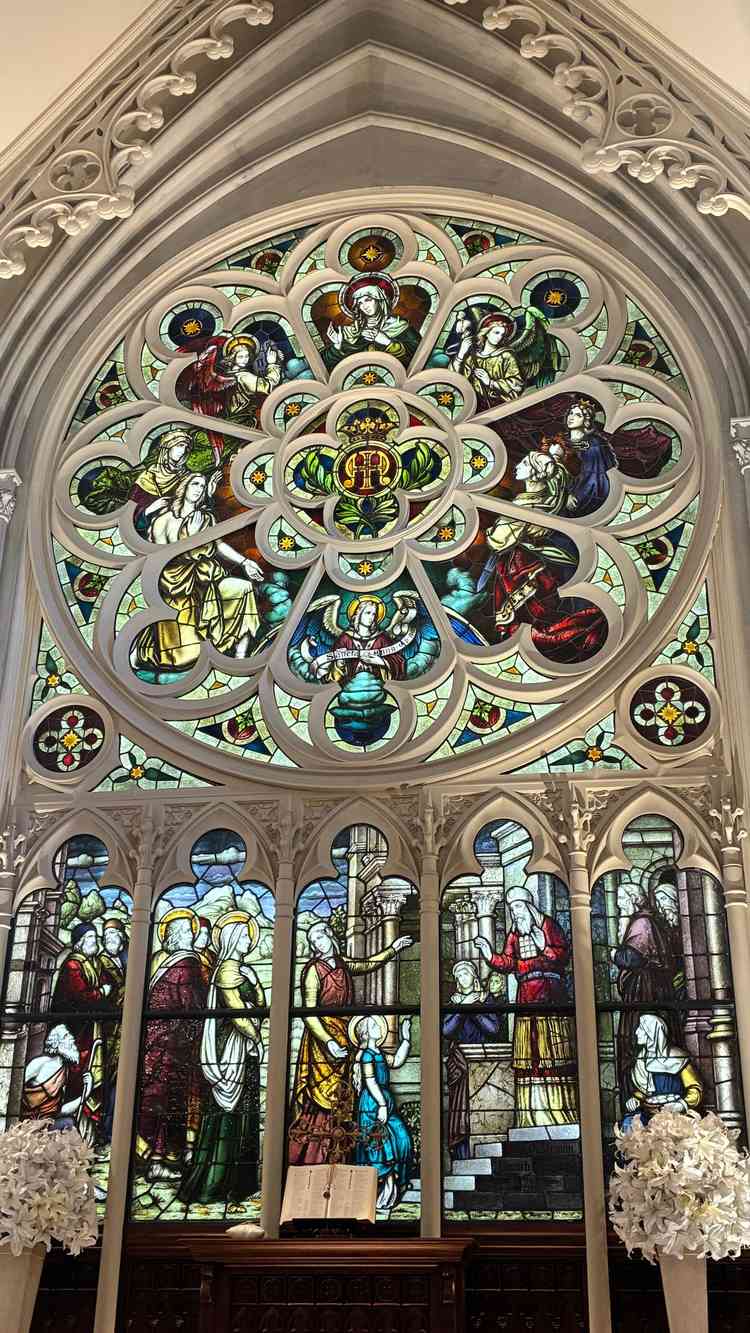 大聖堂ステンドグラス。柔らかな太陽光が差し込み、温かみと神聖さを感じる空間でした。