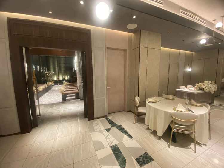 披露宴会場とチャペルの距離が近く、使い方次第で演出が広がりそう。