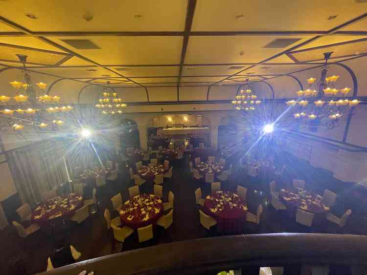 披露宴会場（新郎新婦が入場する箇所からの長め）