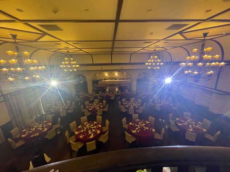 披露宴会場（新郎新婦が入場する箇所からの長め）