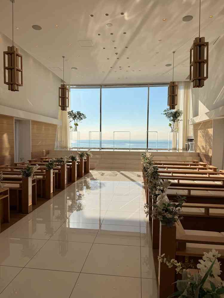 自然光だけで十分な明るさの挙式会場