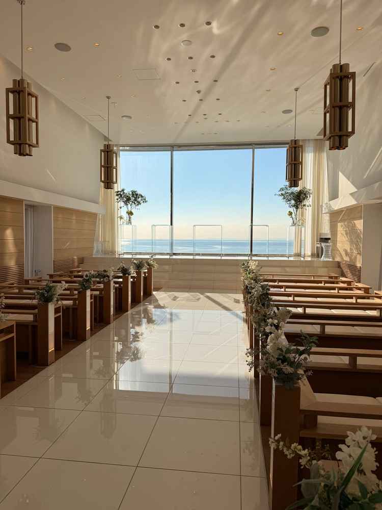 自然光だけで十分な明るさの挙式会場