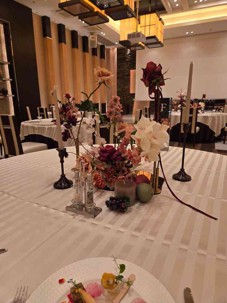 テーブルの飾りもとても素敵でした。希望があれば飾りやクロスの変更もできるそうで有難いと思いました。