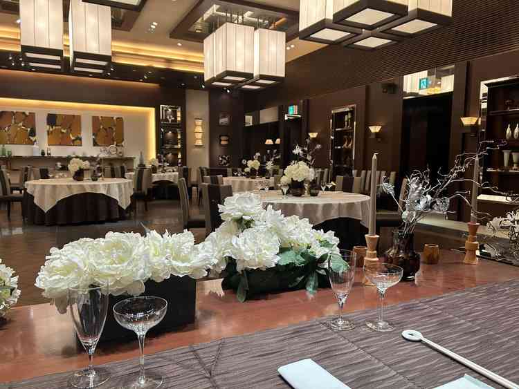 シックな雰囲気を感じられる披露宴会場。大人らしさを随所で感じられるところに好感を持った。