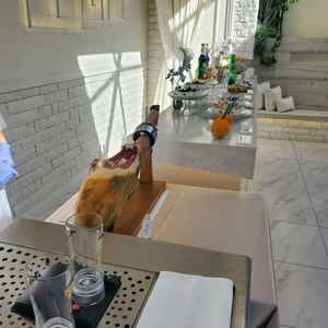 トルネードビールと生ハム、生搾りオレンジジュースのおもてなし。