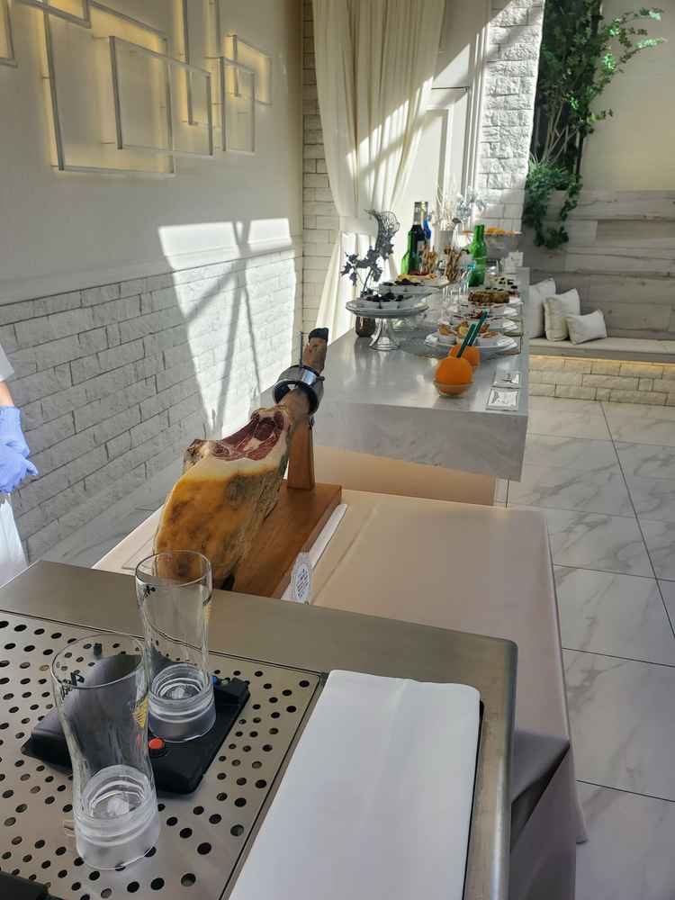 トルネードビールと生ハム、生搾りオレンジジュースのおもてなし。