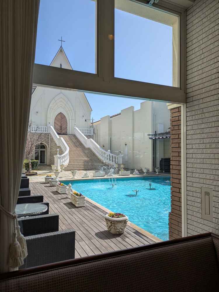 教会とプールのある中庭