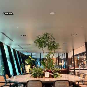 新館はとてもモダンで待合のロビーも広かった