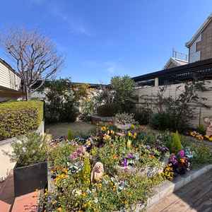 チャペルの横には、花壇もあります。花壇はしっかりとお手入れされており、とても綺麗です。