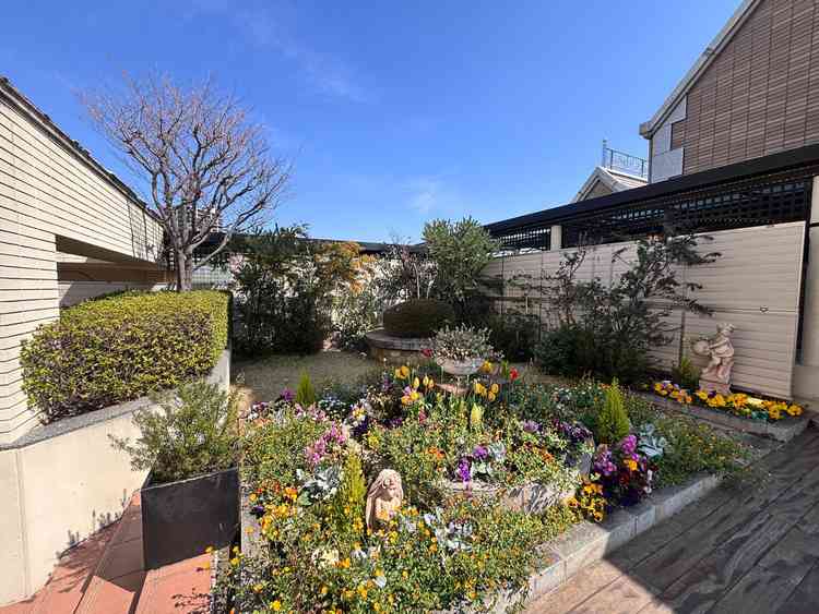 チャペルの横には、花壇もあります。花壇はしっかりとお手入れされており、とても綺麗です。