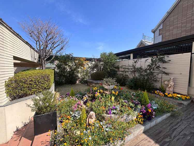 チャペルの横には、花壇もあります。花壇はしっかりとお手入れされており、とても綺麗です。