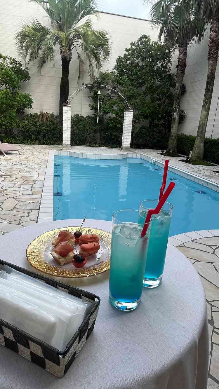プールサイドでドリンクとフィンガーフードをいただき、パーティーの雰囲気を味わえました。