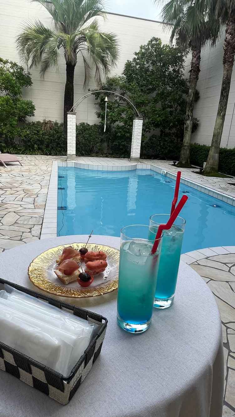 プールサイドでドリンクとフィンガーフードをいただき、パーティーの雰囲気を味わえました。