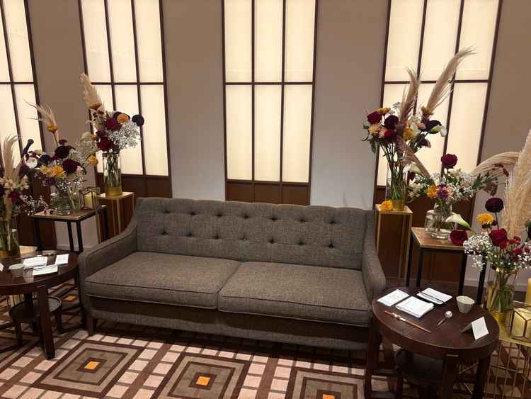 地下の披露宴会場の高砂