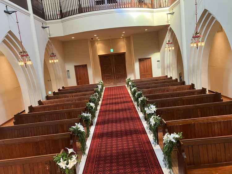 挙式会場の新郎新婦から見た図。レッドカーペット