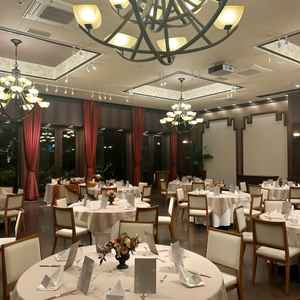 和と洋を兼ね備えた雰囲気の披露宴会場。洋な感じがありながらもシンプルで落ち着く雰囲気でした。