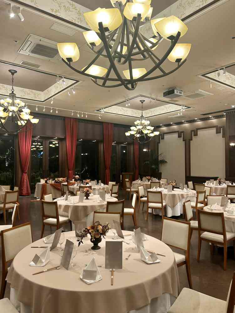 和と洋を兼ね備えた雰囲気の披露宴会場。洋な感じがありながらもシンプルで落ち着く雰囲気でした。