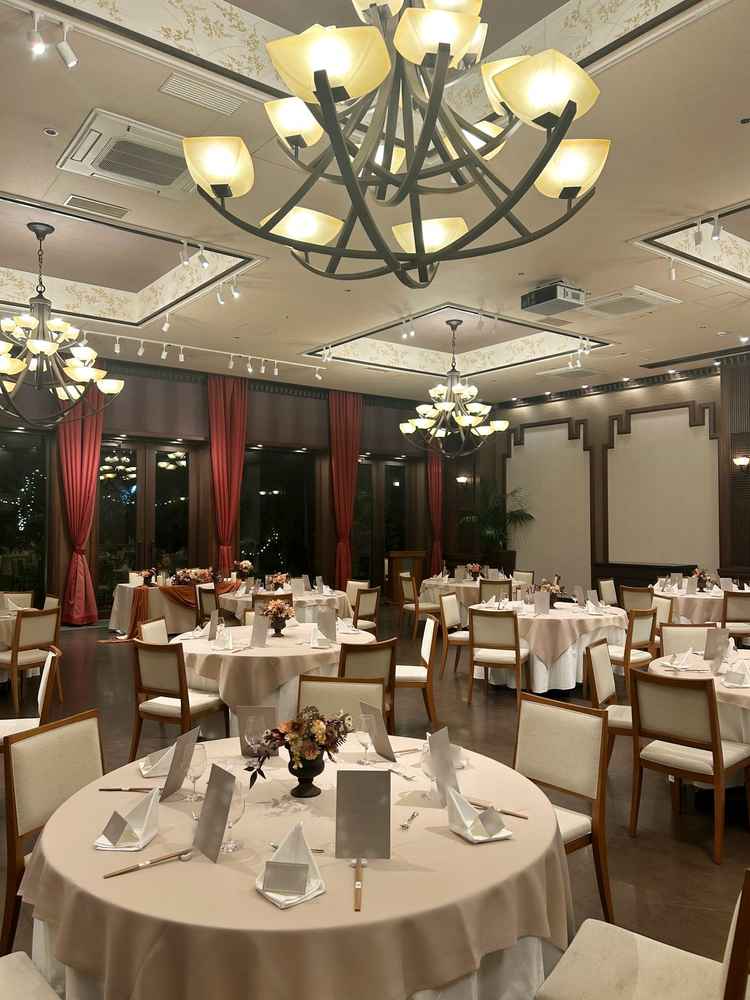 和と洋を兼ね備えた雰囲気の披露宴会場。洋な感じがありながらもシンプルで落ち着く雰囲気でした。