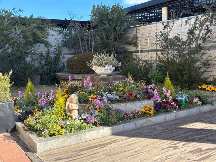 専属の庭師がいるようで、季節に合わせた花が咲いていて綺麗。