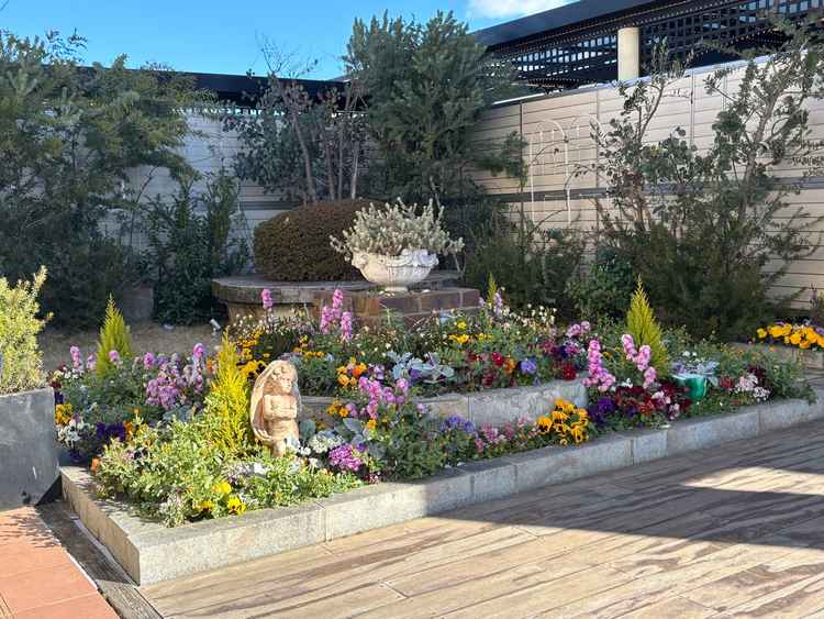 専属の庭師がいるようで、季節に合わせた花が咲いていて綺麗。