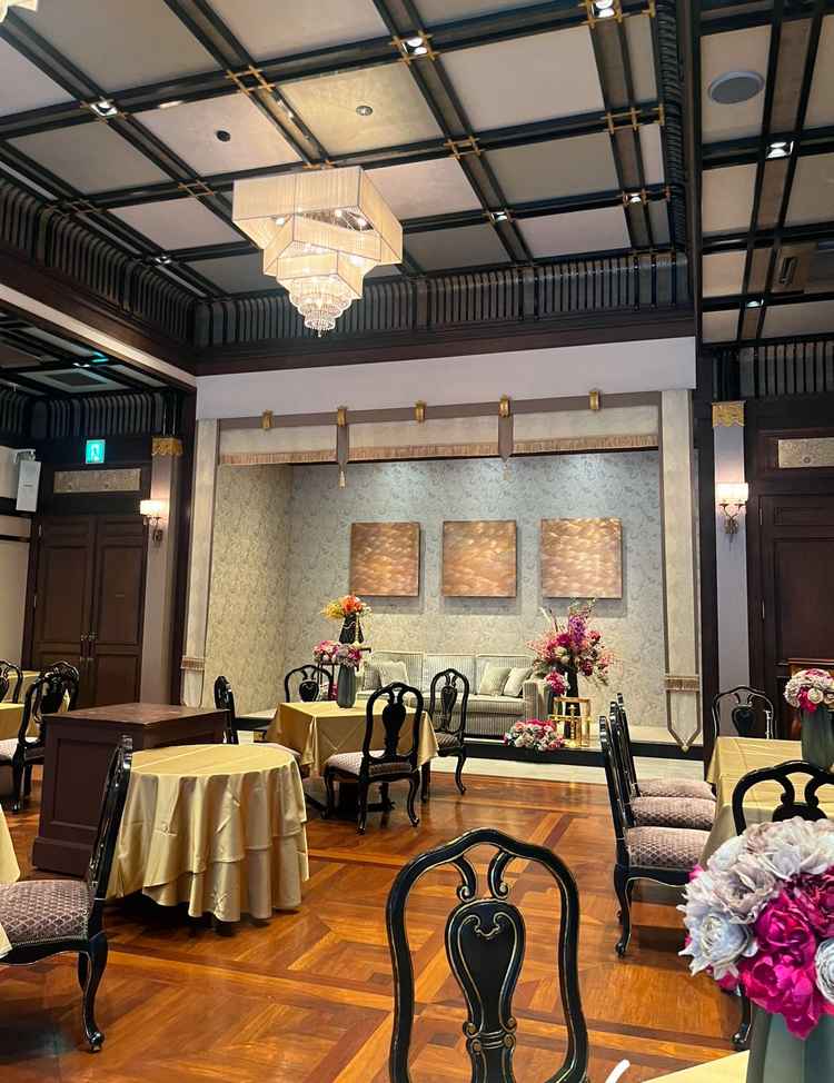 和装でも洋装でも似合う宴会場。モダンな感じ。