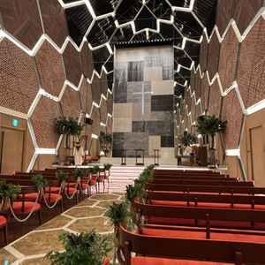 チャペルその①唯一無二の横浜の赤レンガをモチーフとしたチャペル。正面には滝が流れている