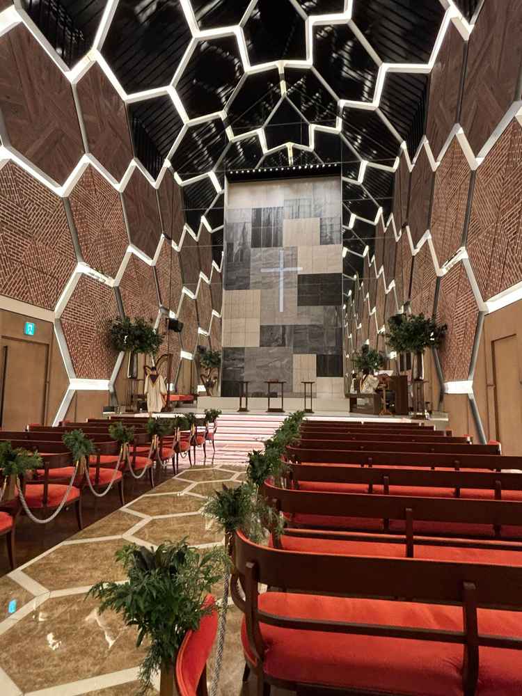 チャペルその①唯一無二の横浜の赤レンガをモチーフとしたチャペル。正面には滝が流れている