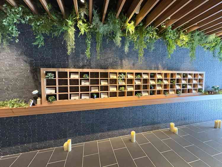 挙式会場へ向かう動線に設置された手紙置きスペース