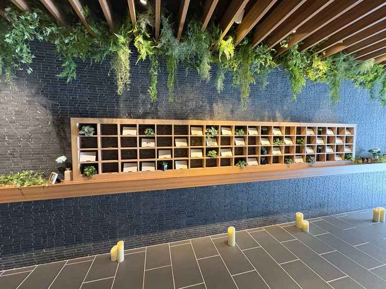 挙式会場へ向かう動線に設置された手紙置きスペース