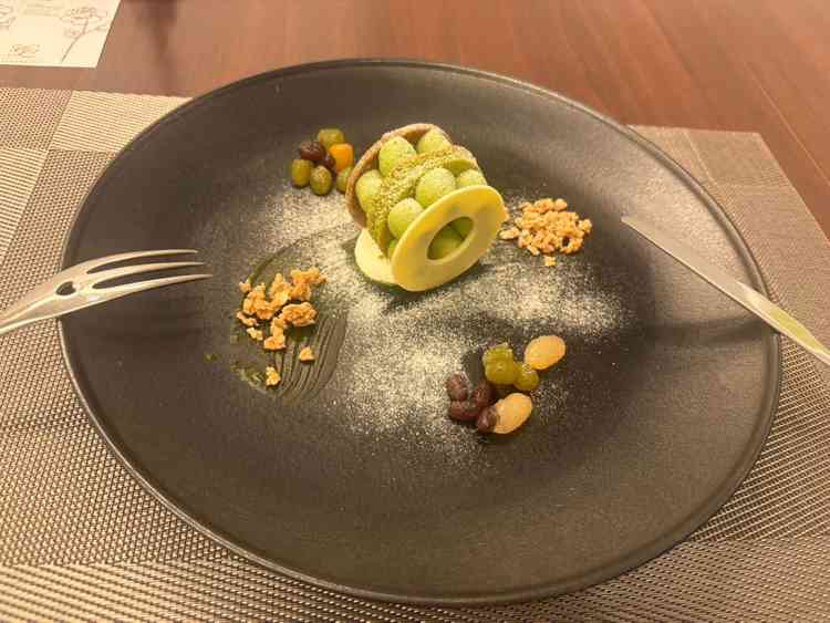 デザート。抹茶や甘納豆を使っており見た目の華やかやとは裏腹に落ち着いた味わいでした。
