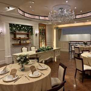 披露宴会場の装飾。奥の空いているスペースから下を見るとチャペルが直接見えて感心しました。