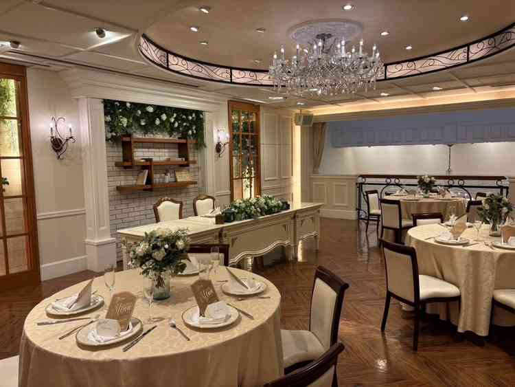 披露宴会場の装飾。奥の空いているスペースから下を見るとチャペルが直接見えて感心しました。