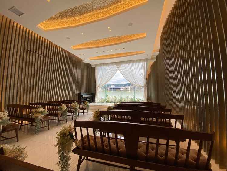 チャペルは色合いが統一されて落ち着ける雰囲気でした。外の景色もよく、奥行きを感じる式場で綺麗でした。