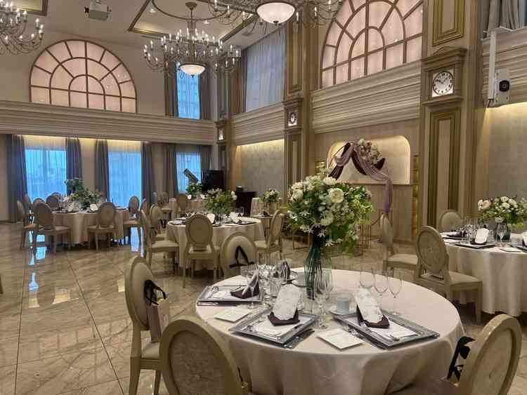 ベージュを基調したお部屋で、温かみを感じる披露宴会場でした。