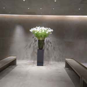 結婚式場のお花。なんとその月の新郎新婦の思いがこもっているらしい。とても豪華でありながら上品。