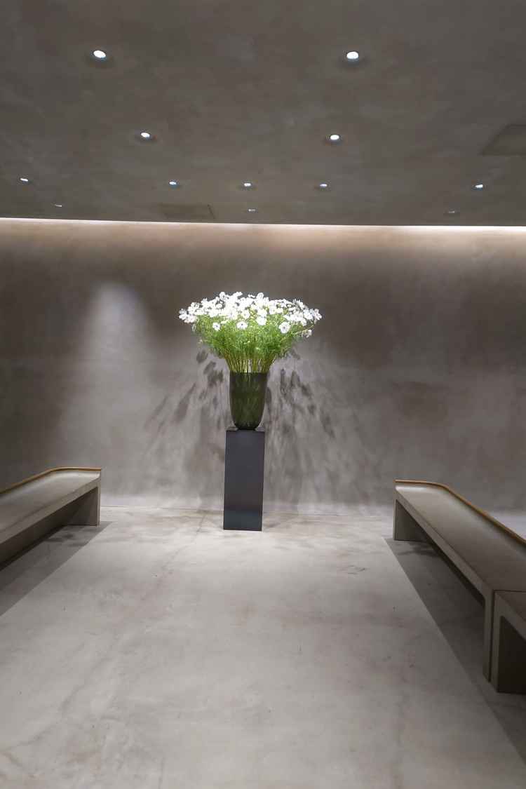 結婚式場のお花。なんとその月の新郎新婦の思いがこもっているらしい。とても豪華でありながら上品。