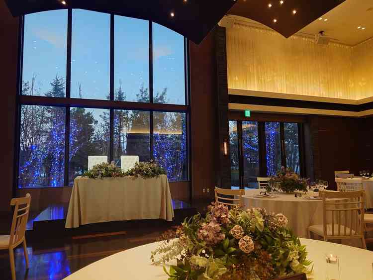 緑をモチーフにした披露宴会場です。新緑の季節にはリゾート感も出せるそうです。