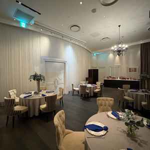 二つあるうちの狭い方の披露宴会場。白基調で、落ち着いた雰囲気。広い方は使用中のため見学できず。